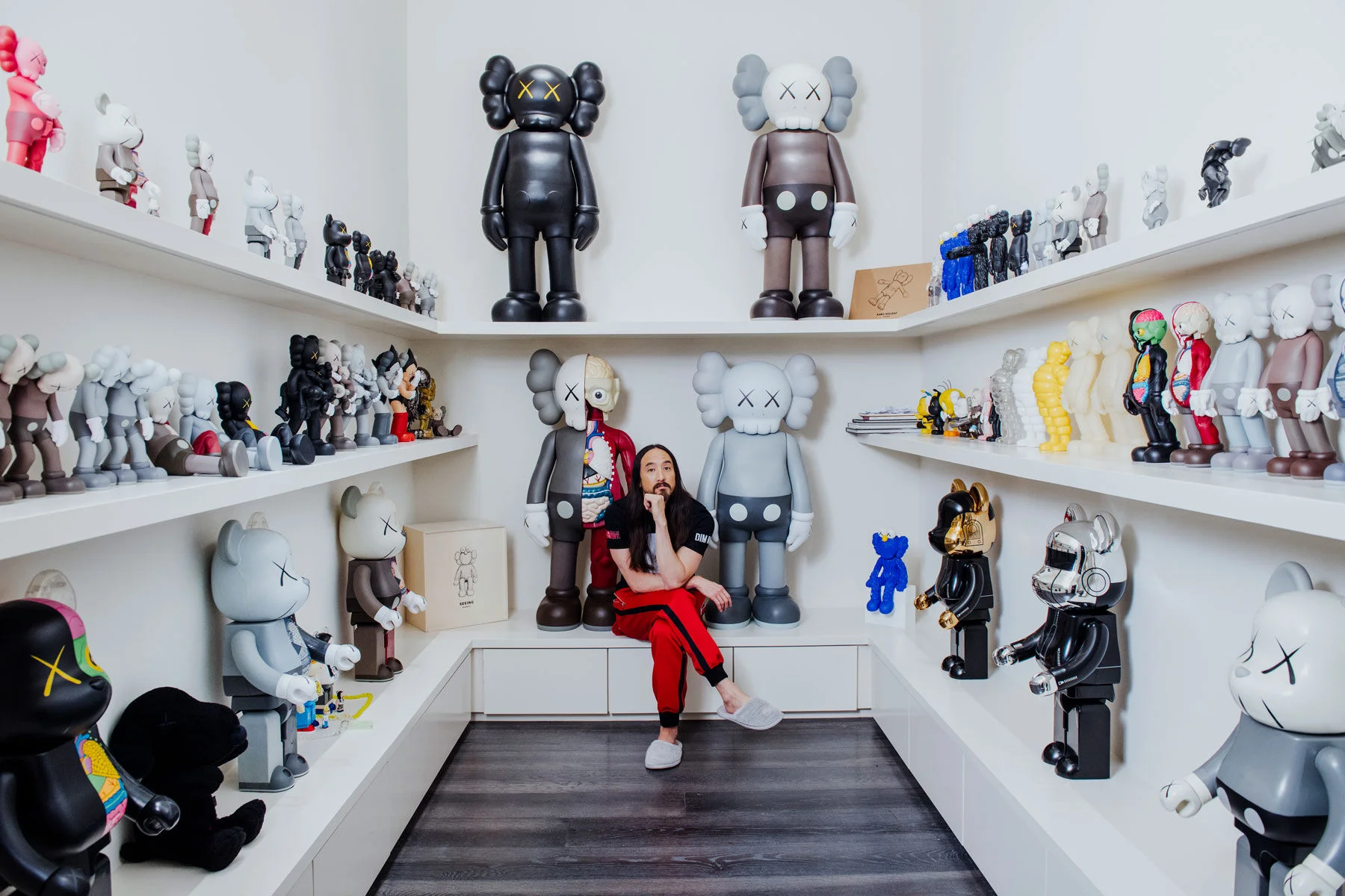 KAWS là nghệ sĩ yêu thích của Aoki và cả một căn phòng trong nhà của anh ấy đều được dành riêng cho nghệ sĩ. “Tôi là một chàng trai đồ chơi, tôi bắt đầu là một chàng trai đồ chơi, và KAWS có vô số đồ chơi… và nó có thể đạt được,” Aoki nói. "Nó không giống như mỗi món đồ chơi là 100 nghìn đô la." Ảnh của Brian Guido cho Artsy.